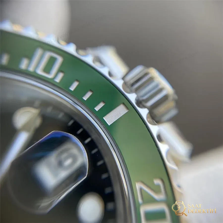 Clean Rolex Yeşil Su Hayaleti (Green Submariner) Saatin İşçilik Detayları İncelemesi - Arka Kapak ve Mekanizma Detayı