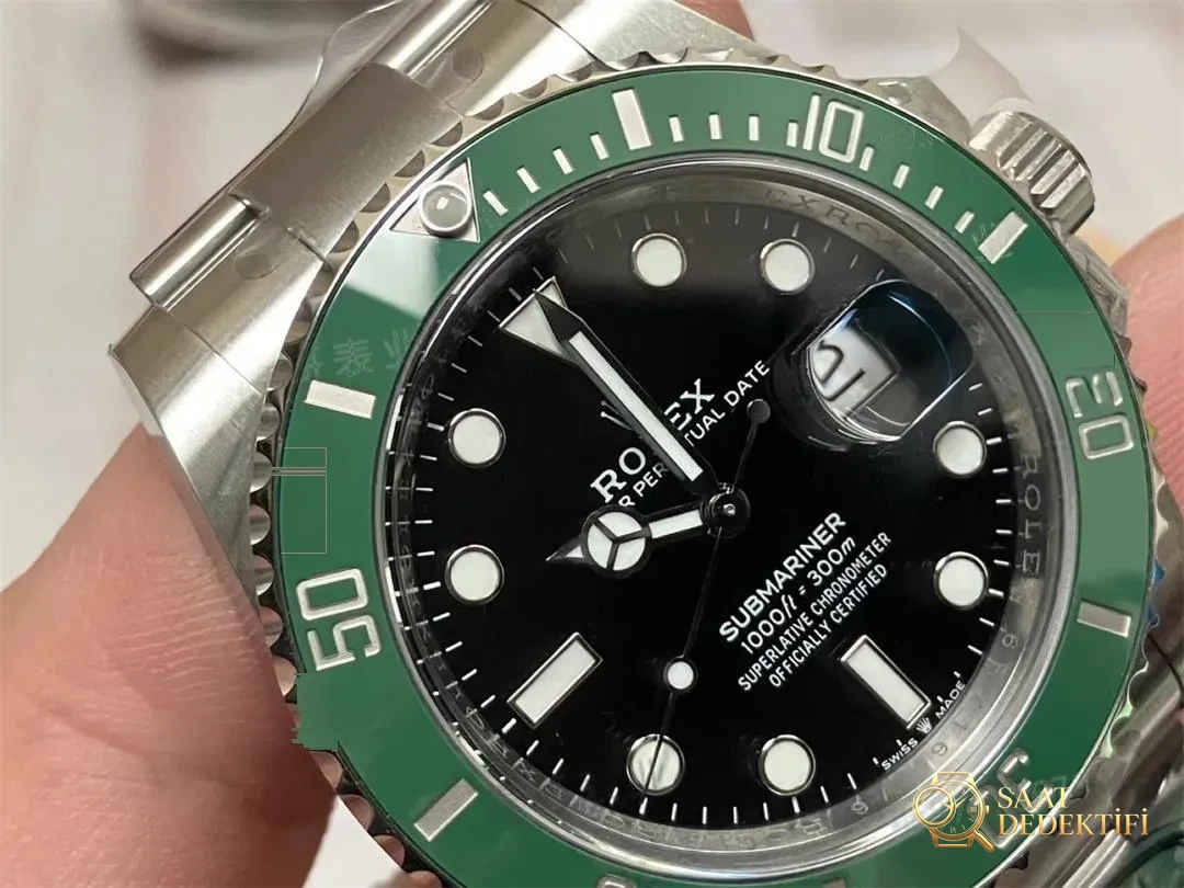 Clean Rolex yeşil su hayaleti yeni 3235 mekanizmalı modeli elde nasıl bir deneyim sunuyor? - Arka Kapak ve Mekanizma Detayı