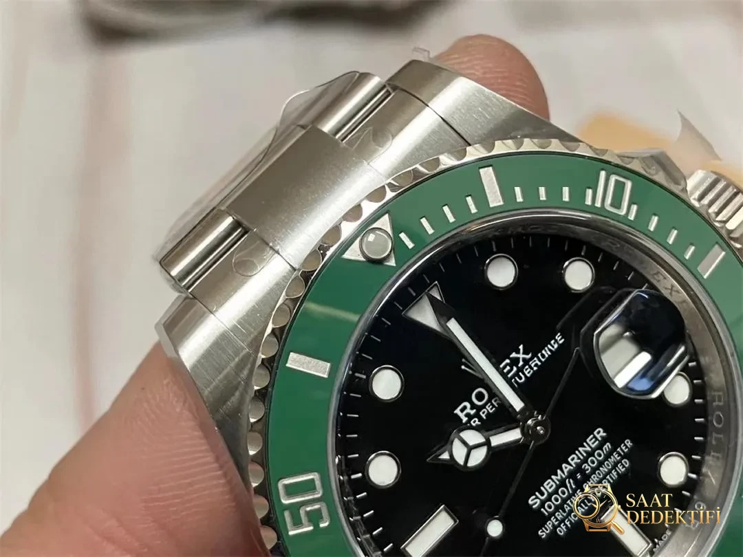 Clean Rolex yeşil su hayaleti yeni 3235 mekanizmalı modeli elde nasıl bir deneyim sunuyor? - Klips Kilidi ve Lazer Damgalar
