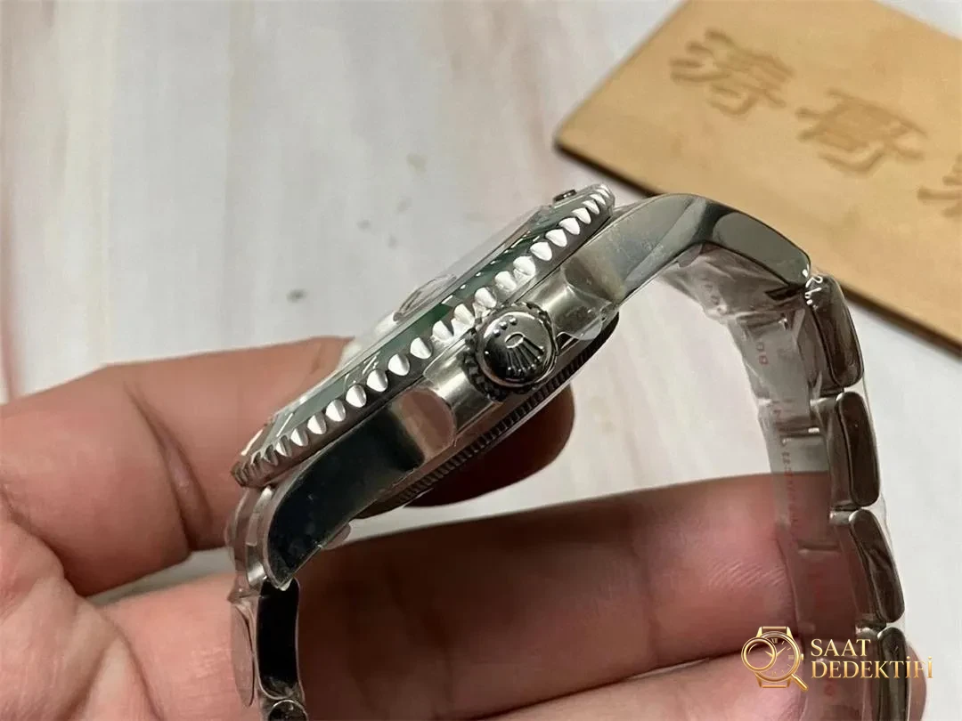 Clean Rolex yeşil su hayaleti yeni 3235 mekanizmalı modeli elde nasıl bir deneyim sunuyor? - Yan Profil ve Kordon Bağlantısı