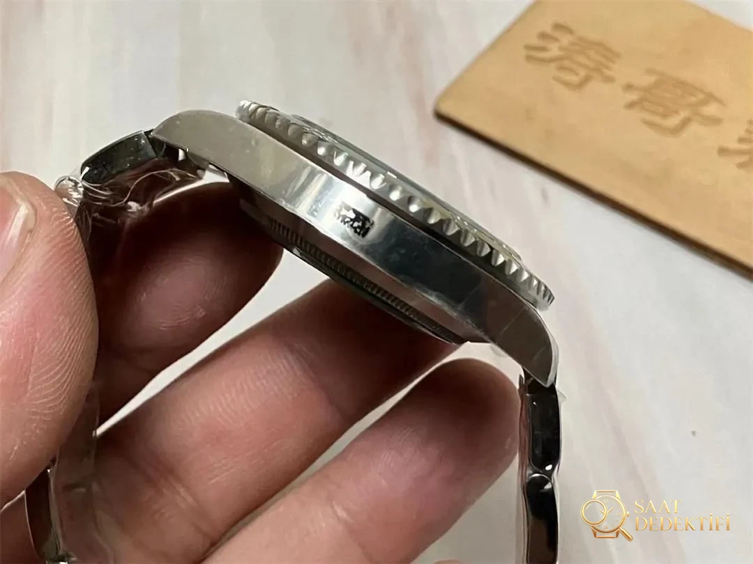 Clean Rolex yeşil su hayaleti yeni 3235 mekanizmalı modeli elde nasıl bir deneyim sunuyor? - Genel Açı ve Estetik Duruş