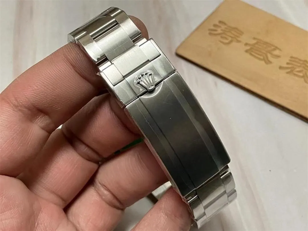 Clean Rolex yeşil su hayaleti yeni 3235 mekanizmalı modeli elde nasıl bir deneyim sunuyor? - Kasa Çeliği ve Polisaj Kalitesi