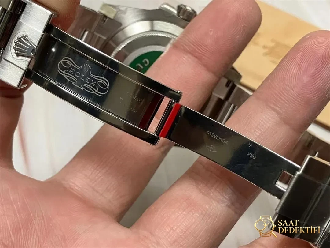 Clean Rolex yeşil su hayaleti yeni 3235 mekanizmalı modeli elde nasıl bir deneyim sunuyor? - Tepe Koruması ve Ayar Fonksiyonu