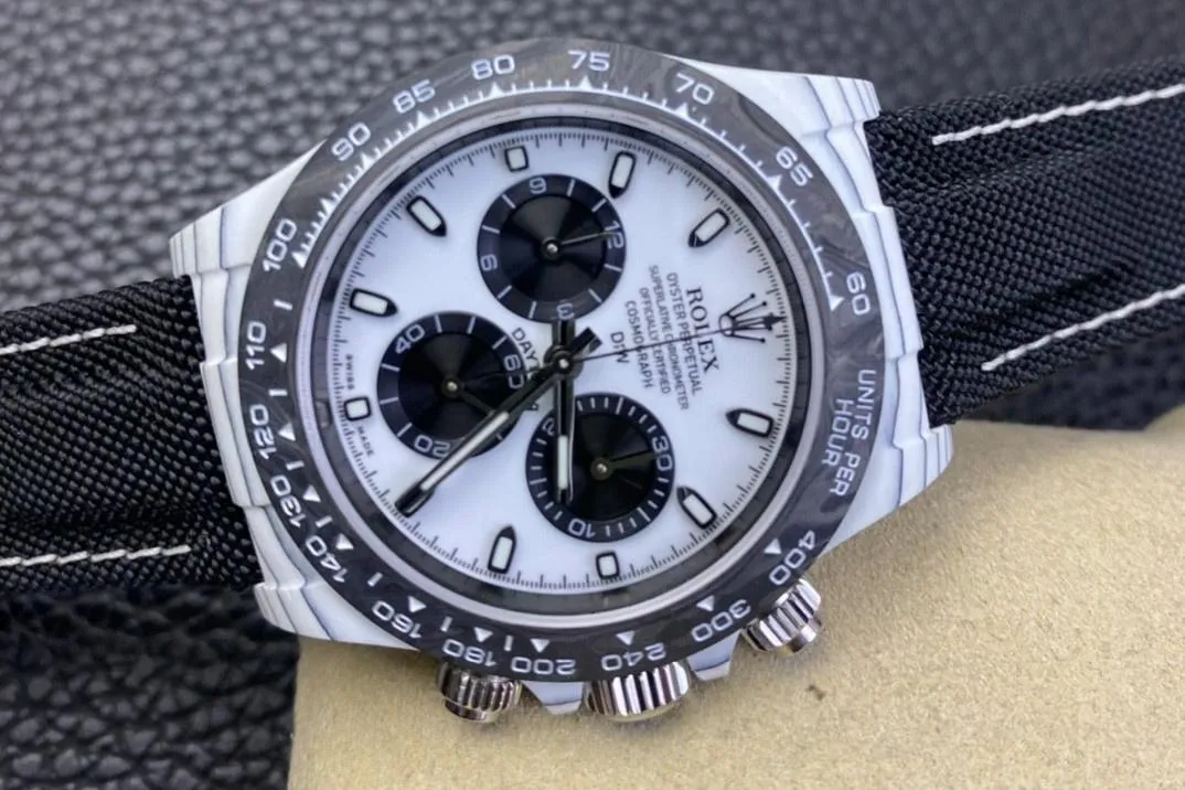 DIW ve N Factory iş birliğiyle üretilen Rolex 4130 Daytona modifiyeli NTPT karbon fiber kasa: işçiliği nasıl? - Arka Kapak ve Mekanizma Detayı