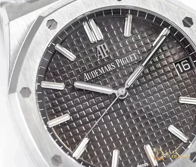 En gerçekçi sergi kasa arkalı replika saatler hangileri? - Kadran Detayı ve Bezel İşçiliği