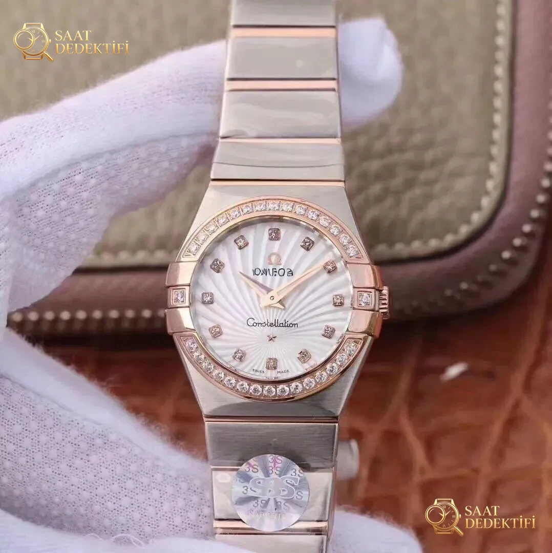 En Güncel 3S (SSS) Fabrikası Omega Constellation Orijinal Mekanizma 27 MM Kuvars Kadın Replika Saat Gerçek-Replika Karşılaştırması ve Orijinal İnceleme - Kasa Profili ve Kurma Kolu İncelemesi