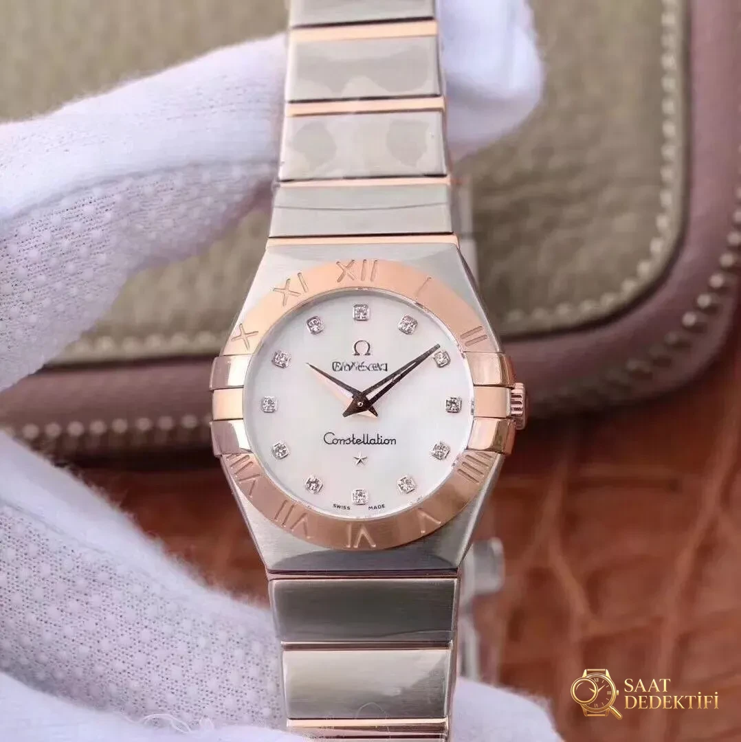 En Güncel 3S (SSS) Fabrikası Omega Constellation Orijinal Mekanizma 27 MM Kuvars Kadın Replika Saat Gerçek-Replika Karşılaştırması ve Orijinal İnceleme - Bilekte Duruş ve Kasa Orantısı
