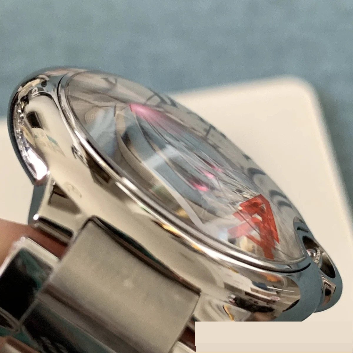 En yeni V6 Cartier V7 versiyonu Ballon Bleu 42 mm detaylı gerçek çekim incelemesi ve gerçek-replika karşılaştırması — 9. fotoğraf