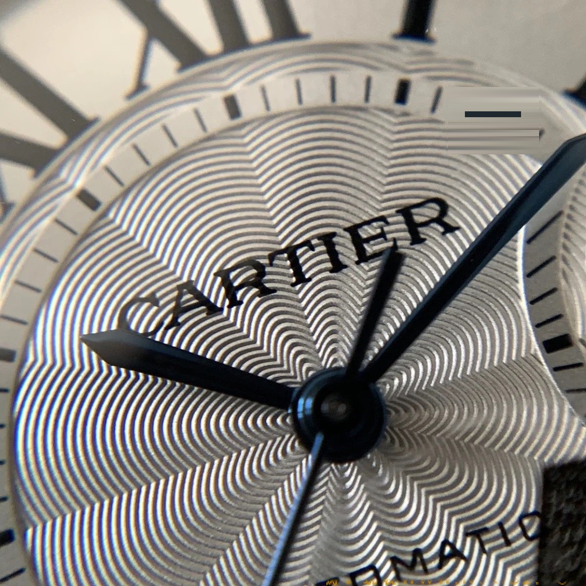 En yeni V6 Cartier V7 versiyonu Ballon Bleu 42 mm detaylı gerçek çekim incelemesi ve gerçek-replika karşılaştırması — 11. fotoğraf