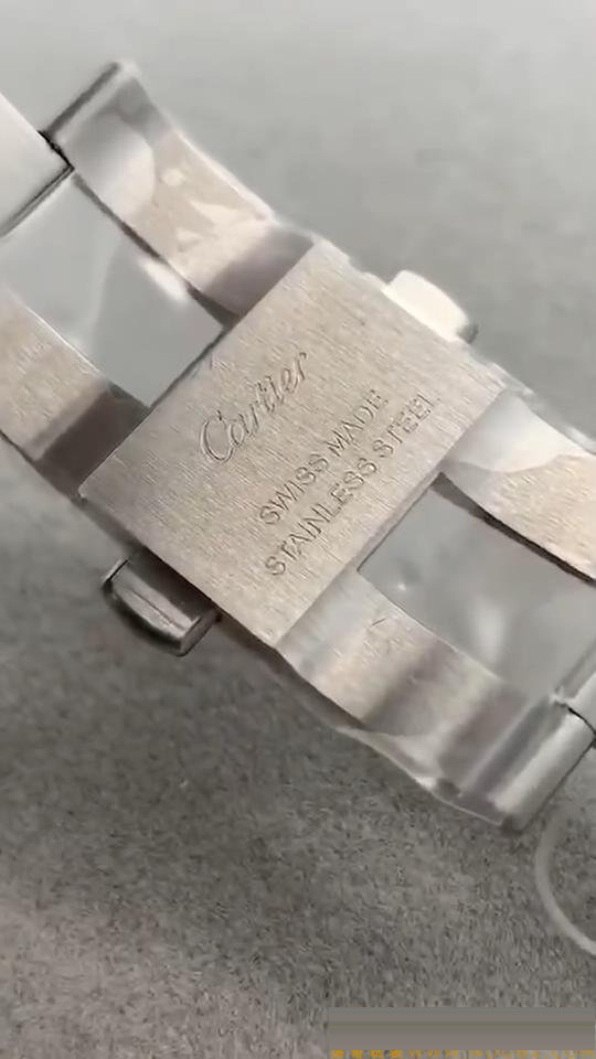 En yeni V6 Cartier V7 versiyonu Ballon Bleu 42 mm detaylı gerçek çekim incelemesi ve gerçek-replika karşılaştırması — 24. fotoğraf