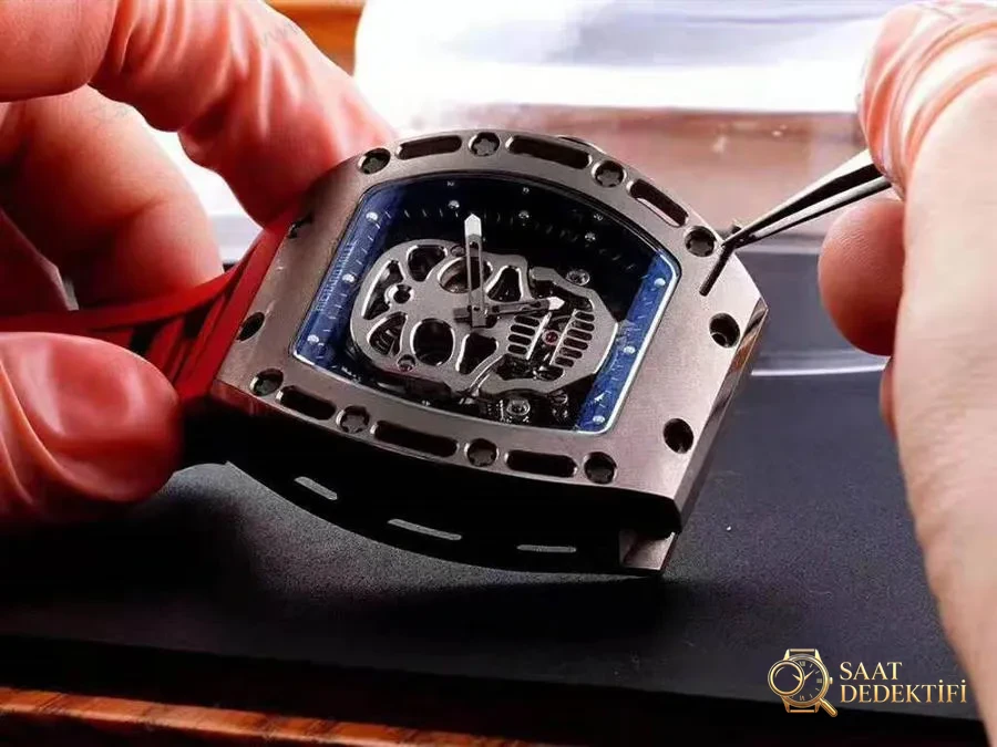EUR Factory Richard Mille RM-052 Ultimate Kurukafa Phoenix Red saat incelemesi - Bilekte Duruş ve Kasa Orantısı