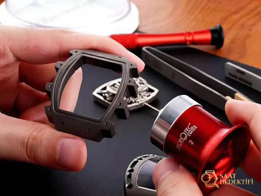 EUR Factory Richard Mille RM-052 Ultimate Kurukafa Phoenix Red saat incelemesi - Fosfor ve Super-LumiNova Gece Görünümü