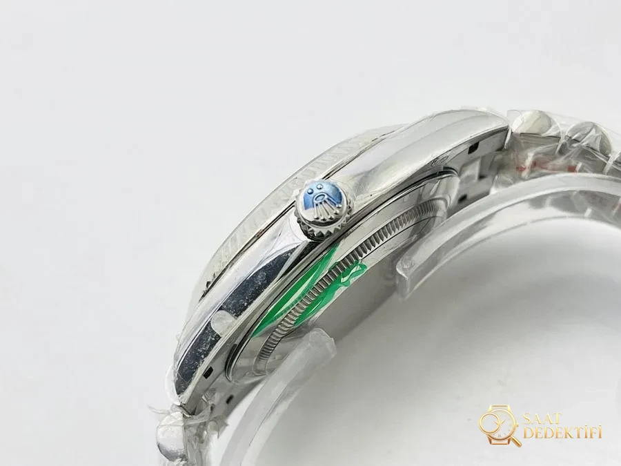 EW Factory Rolex Day-Date 40 mm serisi 3255 mekanizmalı (yeşil kadran) saat incelemesi - Arka Kapak ve Mekanizma Detayı