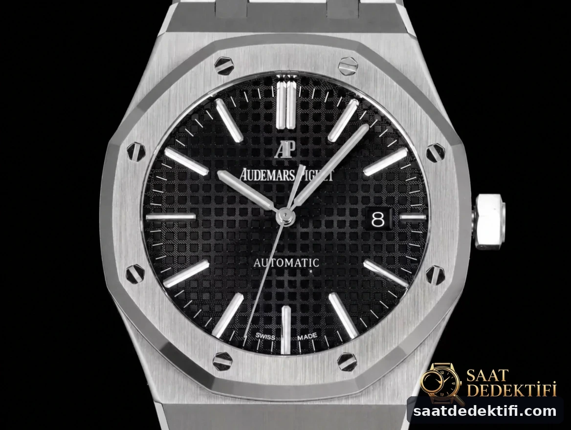 Royal Oak 15400 siyah kadran Grande Tapisserie desen makro çekimi, piramit geometrisi ve AP logo gravürü