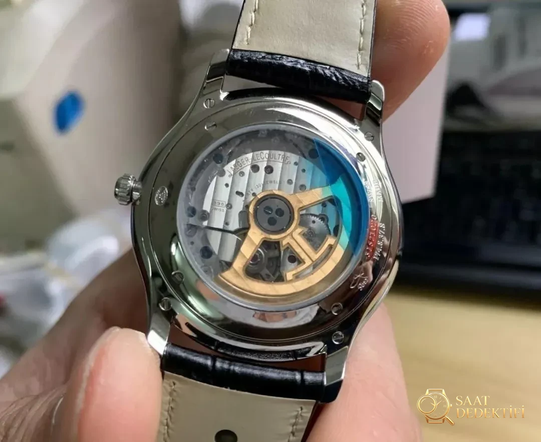 FK Factory JLC Jaeger-LeCoultre Master klasik saat 1288420 replikası nasıl olmuş? - Arka Kapak Gravür ve Seri Numarası