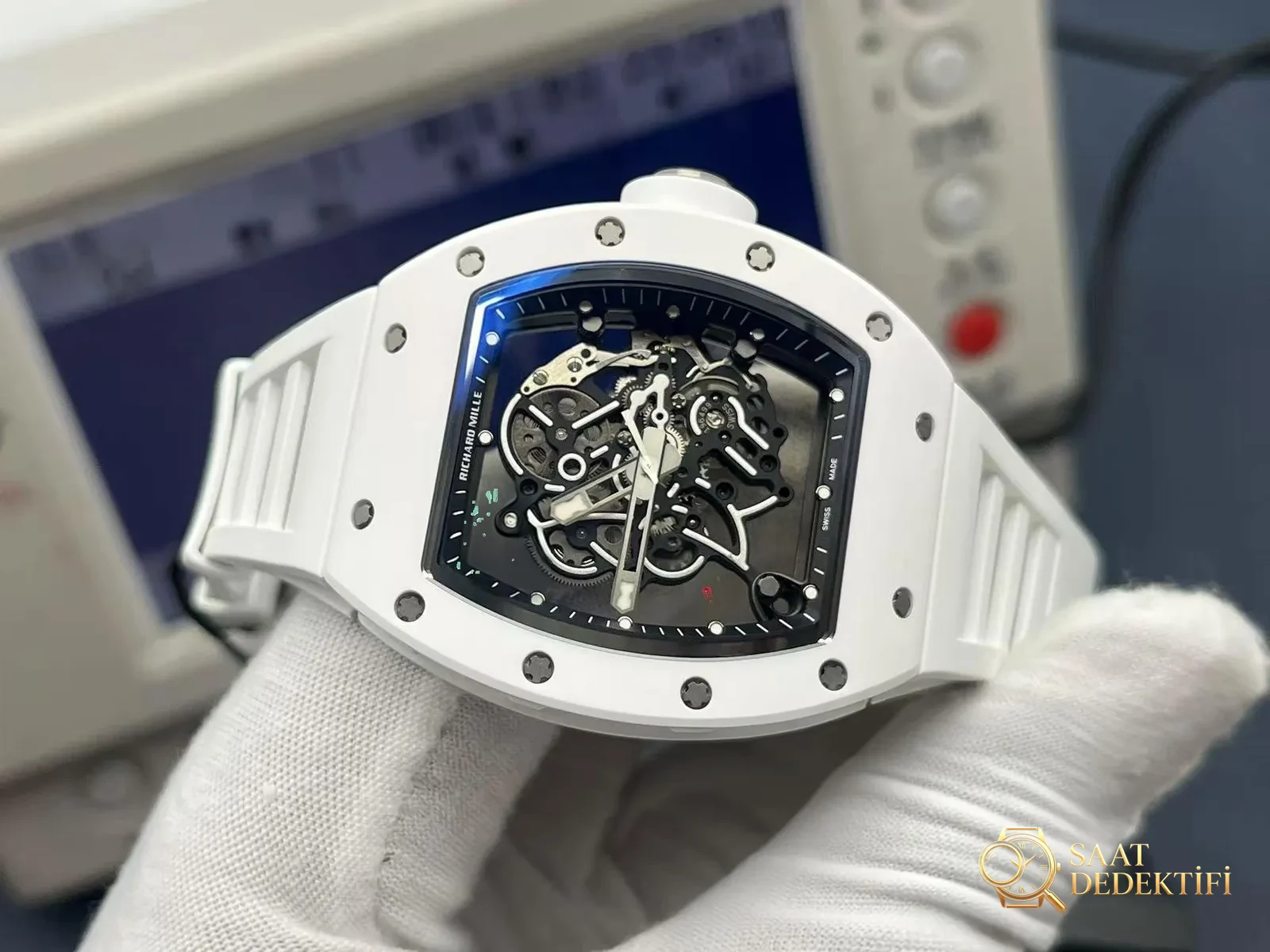 Geleneği Yıkan Yeni Nesil Saat Kralı: ZF Factory Richard Mille RM-055 V3 Beyaz Efsane Karşınızda! - Arka Kapak ve Mekanizma Detayı