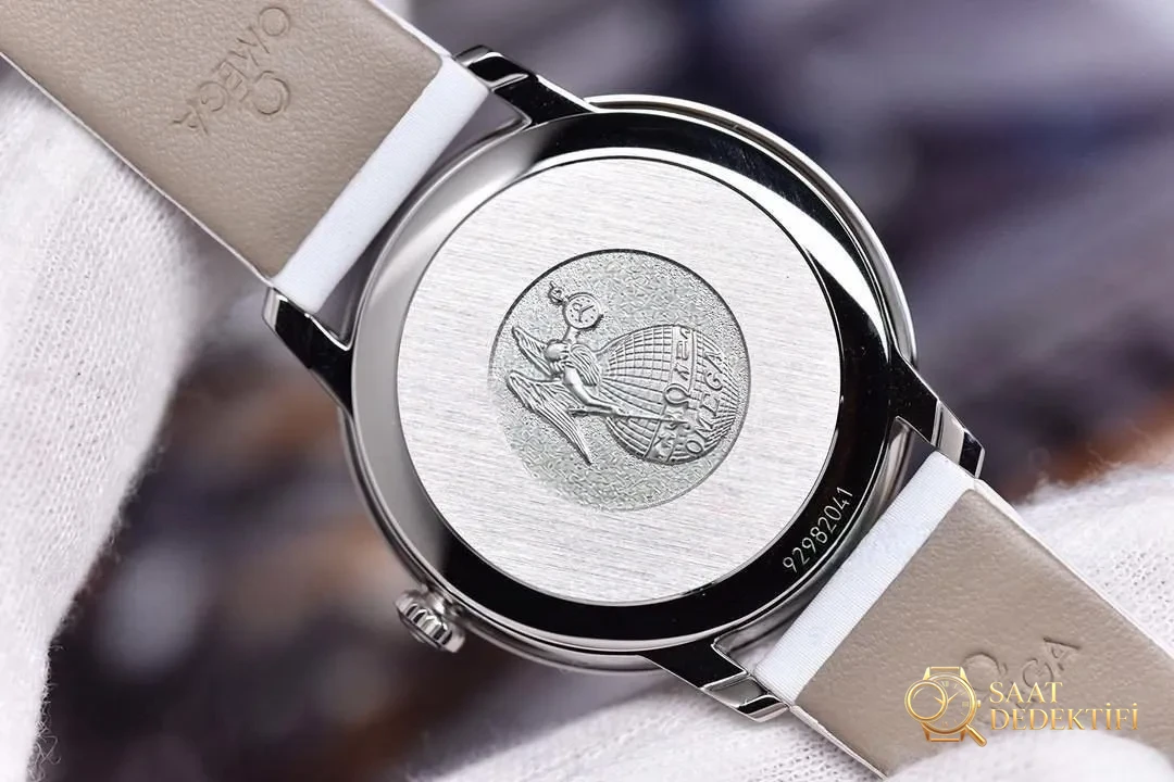 Gerçek-Replika Karşılaştırması: 3S Factory Omega De Ville Prestige Butterfly Kadın Kol Saati - Fosfor ve Super-LumiNova Gece Görünümü