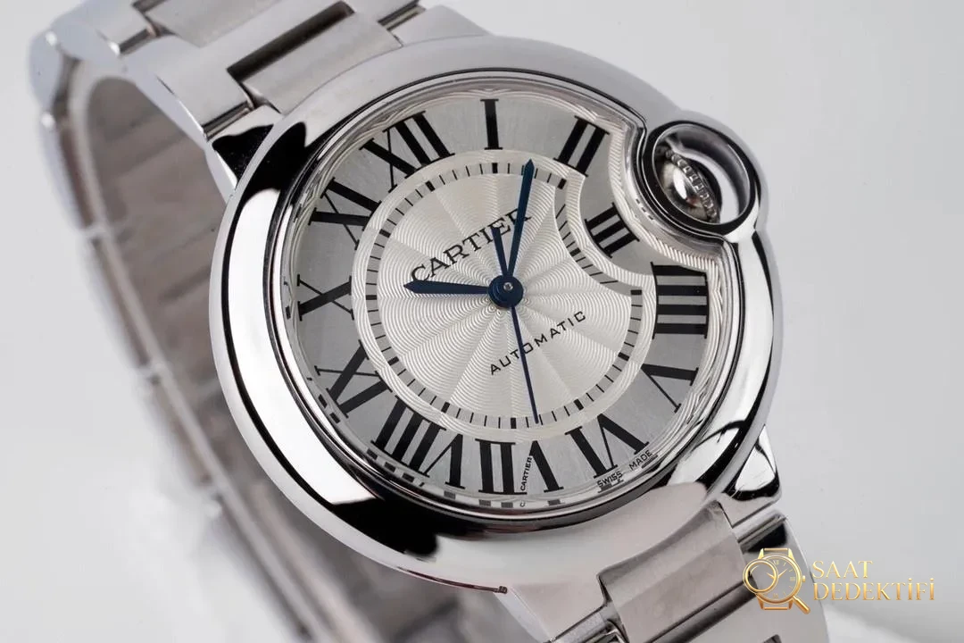 Gerçek-replika karşılaştırması: AF Factory Cartier Ballon Bleu 33 mm pembe kadran 076 orijinal mekanizma bir bakışta ele verir mi? - Bilekte Duruş ve Kasa Orantısı