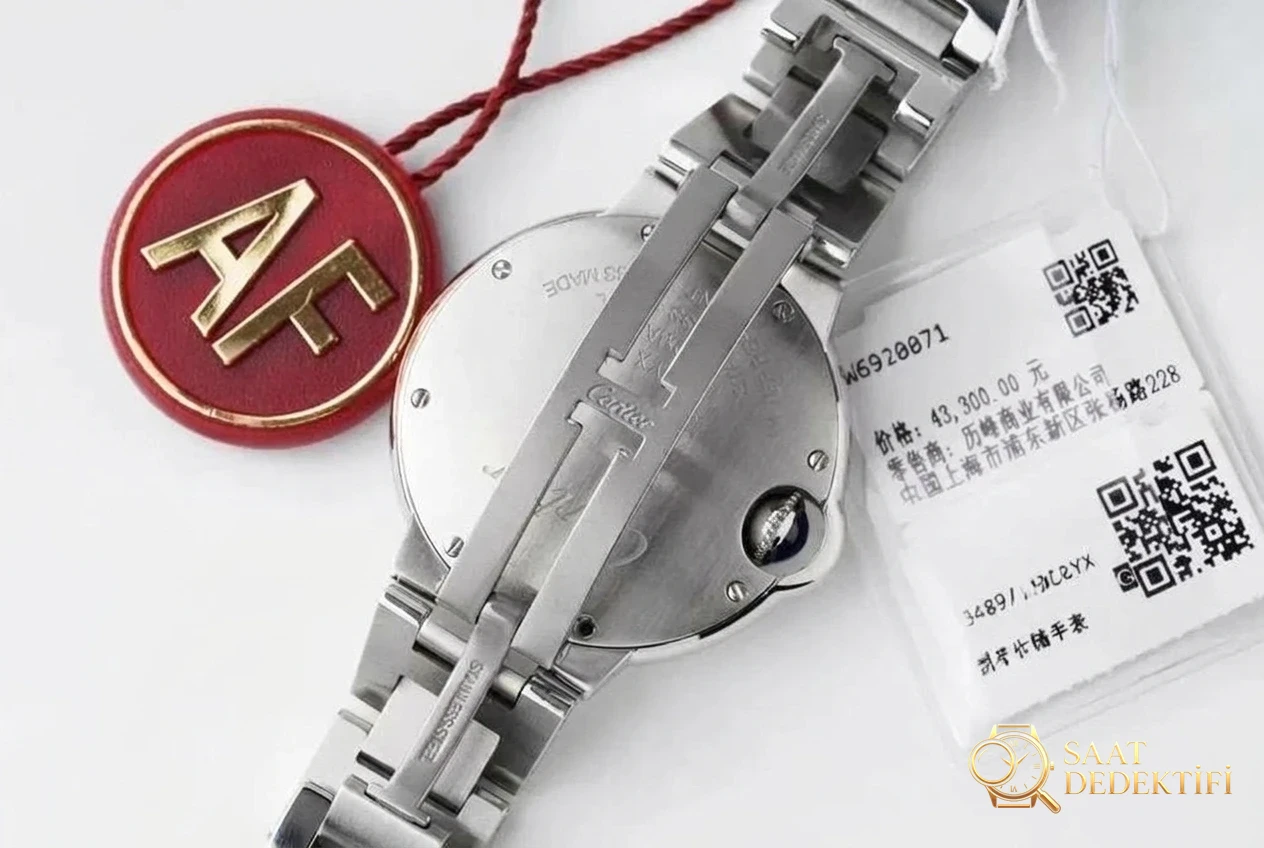 Gerçek-replika karşılaştırması: AF Factory Cartier Ballon Bleu 33 mm pembe kadran 076 orijinal mekanizma bir bakışta ele verir mi? - Yan Profil ve Kordon Bağlantısı
