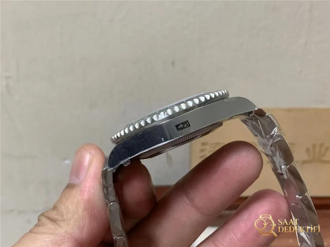 Gerçek-replika karşılaştırması: Clean Rolex GMT Sprite bezel Dandong 3285 mekanizması orijinaline uygun mu? - Tepe Koruması ve Ayar Fonksiyonu