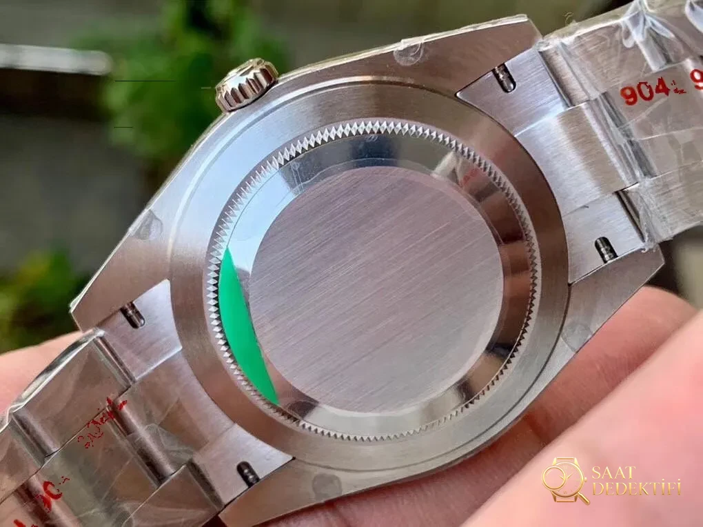 Gerçek-replika karşılaştırması: EW Factory Rolex Oyster Perpetual 41 mm replika saat ilk bakışta sahte - Fosfor ve Super-LumiNova Gece Görünümü