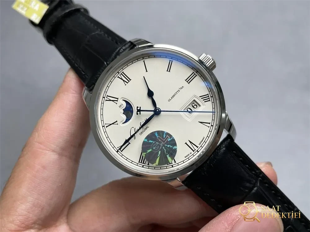 Gerçek-Replika Karşılaştırması: GL Factory Glashütte Senator Büyük Tarih Gerçek Ay Evreli Replika Saat - Genel Açı ve Estetik Duruş
