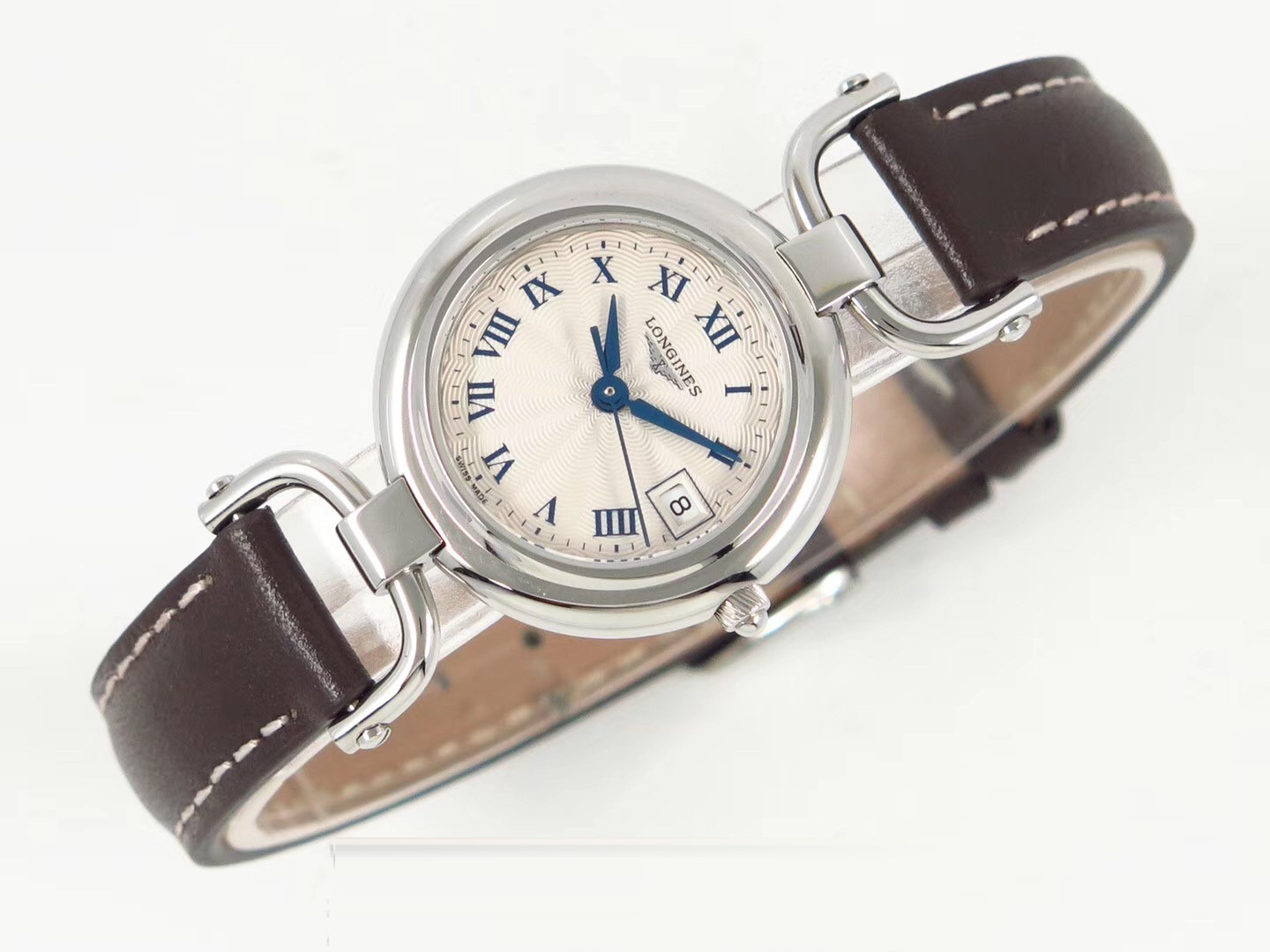 Gerçek-replika karşılaştırması: GS Factory Longines Equestrian serisi kadın replika saati 26,5 mm orijinal İsviçre 152 kuvars mekanizmasıyla orijinaline kıyasla nasıl? İlk bakışta sahte olduğu belli olur mu? — 18. fotoğraf