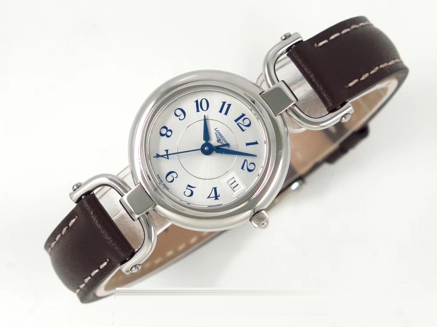 Gerçek-replika karşılaştırması: GS Factory Longines Equestrian serisi kadın replika saati 26,5 mm orijinal İsviçre 152 kuvars mekanizmasıyla orijinaline kıyasla nasıl? İlk bakışta sahte olduğu belli olur mu? — 19. fotoğraf