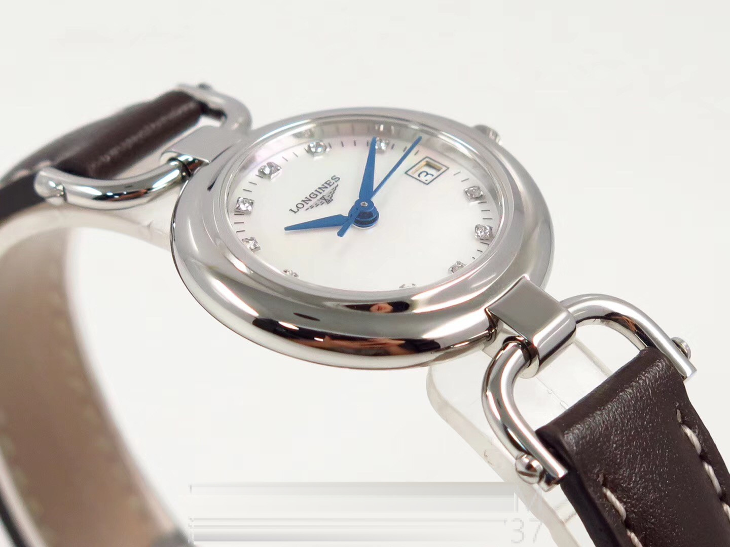 Gerçek-replika karşılaştırması: GS Factory Longines Equestrian serisi kadın replika saati 26,5 mm orijinal İsviçre 152 kuvars mekanizmasıyla orijinaline kıyasla nasıl? İlk bakışta sahte olduğu belli olur mu? — 20. fotoğraf