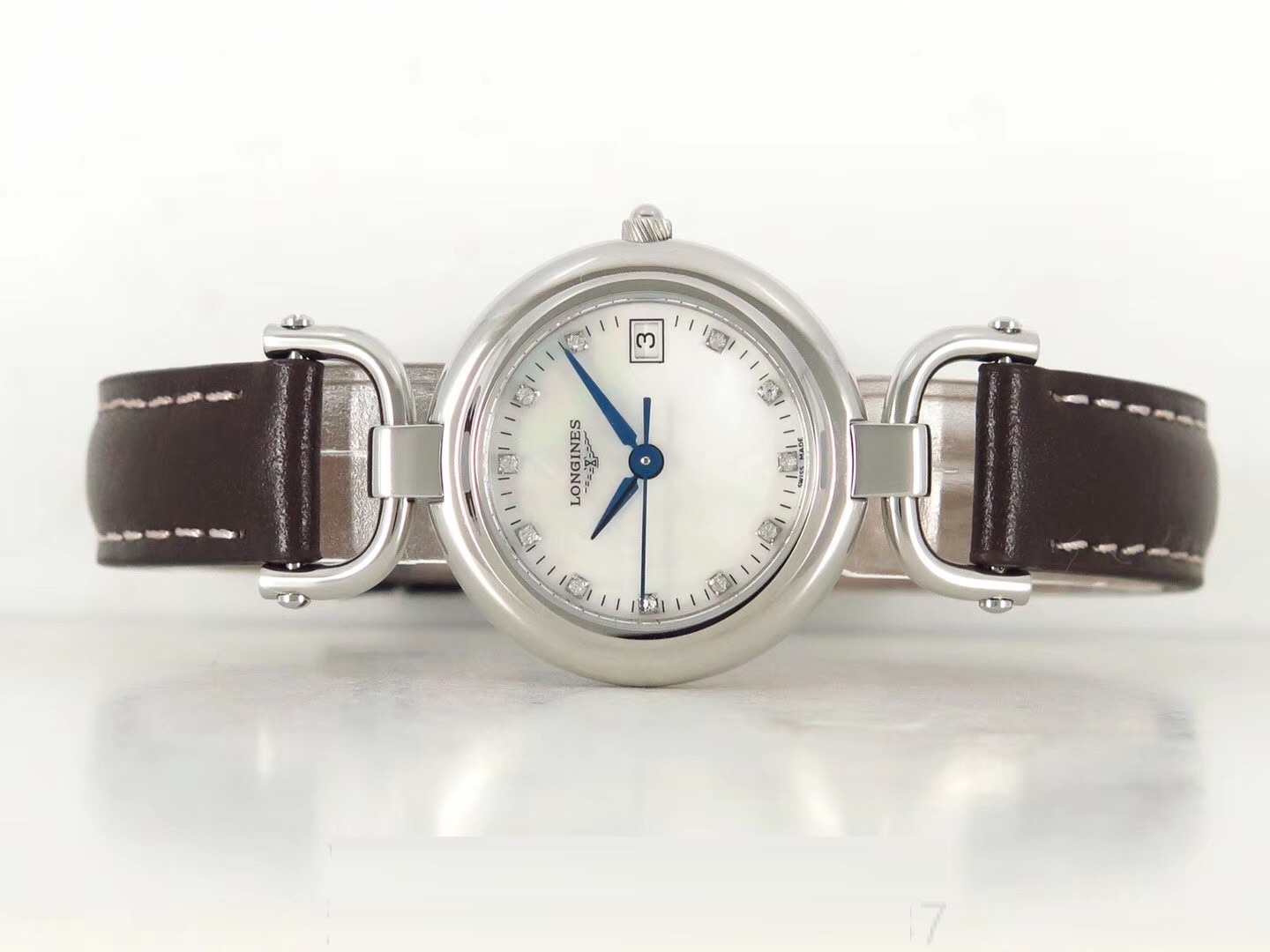 Gerçek-replika karşılaştırması: GS Factory Longines Equestrian serisi kadın replika saati 26,5 mm orijinal İsviçre 152 kuvars mekanizmasıyla orijinaline kıyasla nasıl? İlk bakışta sahte olduğu belli olur mu? — 23. fotoğraf