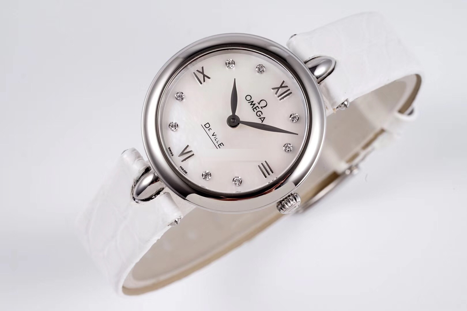 Gerçek-replika karşılaştırması: GS Factory Omega De Ville serisi 424.13.27.60.55.001 replika kadın kol saati 27.4 mm İsviçre menşeli kuvars — 14. fotoğraf