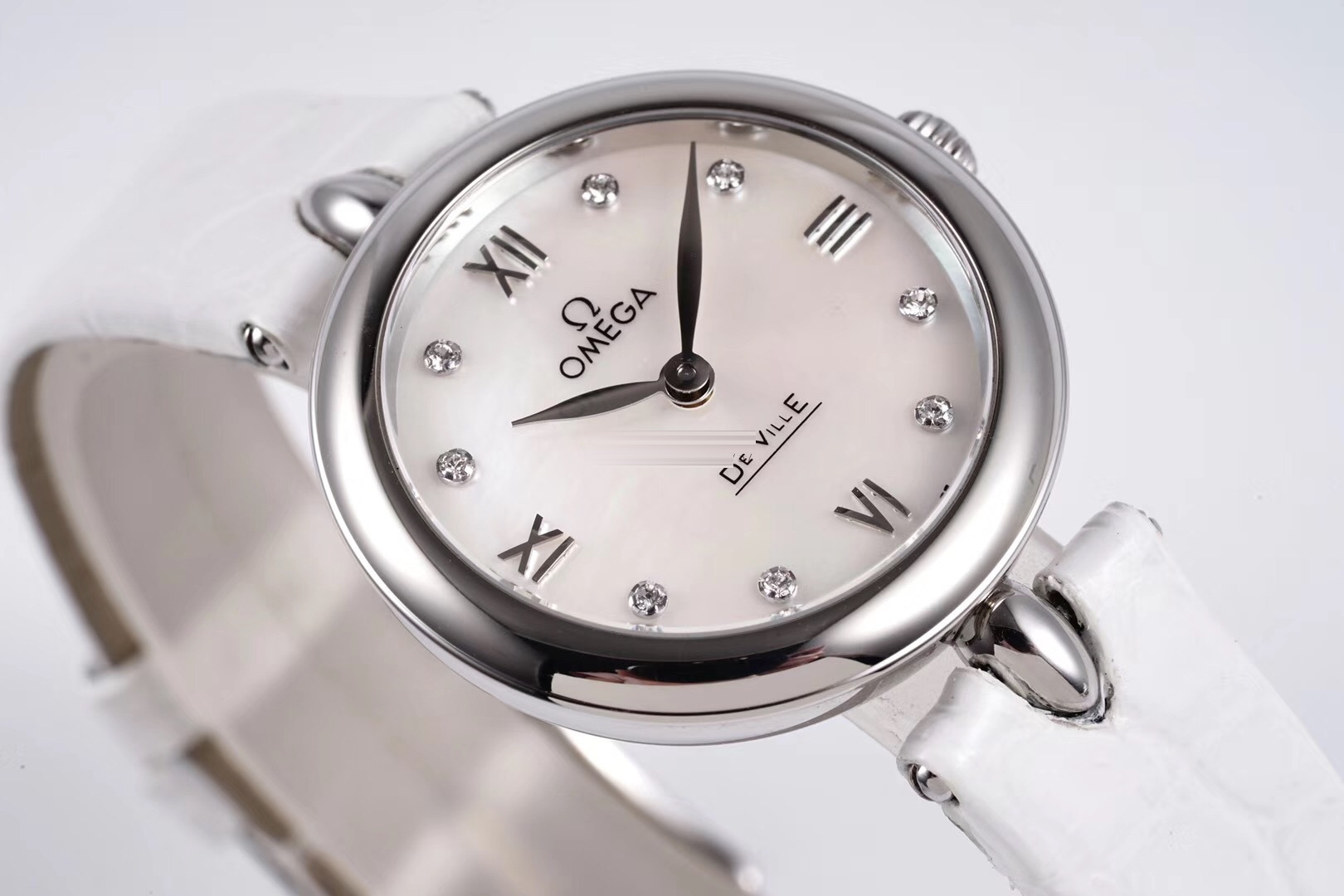 Gerçek-replika karşılaştırması: GS Factory Omega De Ville serisi 424.13.27.60.55.001 replika kadın kol saati 27.4 mm İsviçre menşeli kuvars — 16. fotoğraf