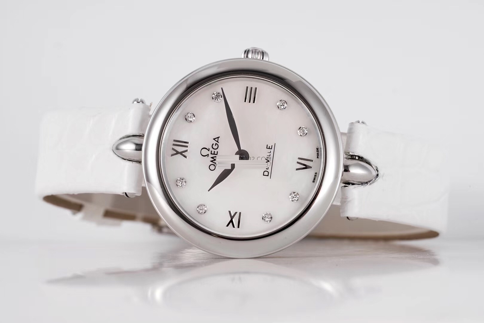 Gerçek-replika karşılaştırması: GS Factory Omega De Ville serisi 424.13.27.60.55.001 replika kadın kol saati 27.4 mm İsviçre menşeli kuvars — 17. fotoğraf