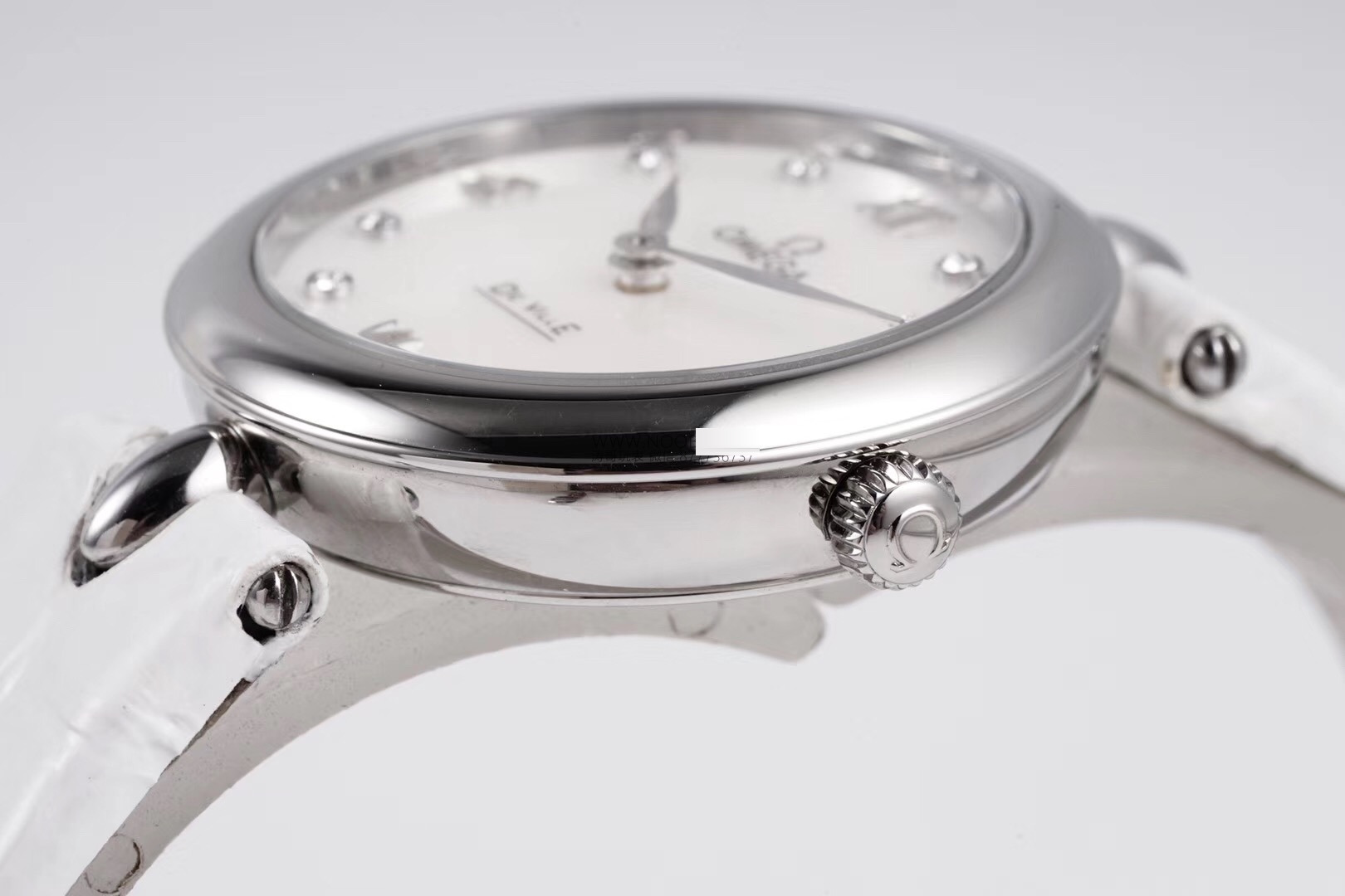 Gerçek-replika karşılaştırması: GS Factory Omega De Ville serisi 424.13.27.60.55.001 replika kadın kol saati 27.4 mm İsviçre menşeli kuvars — 18. fotoğraf