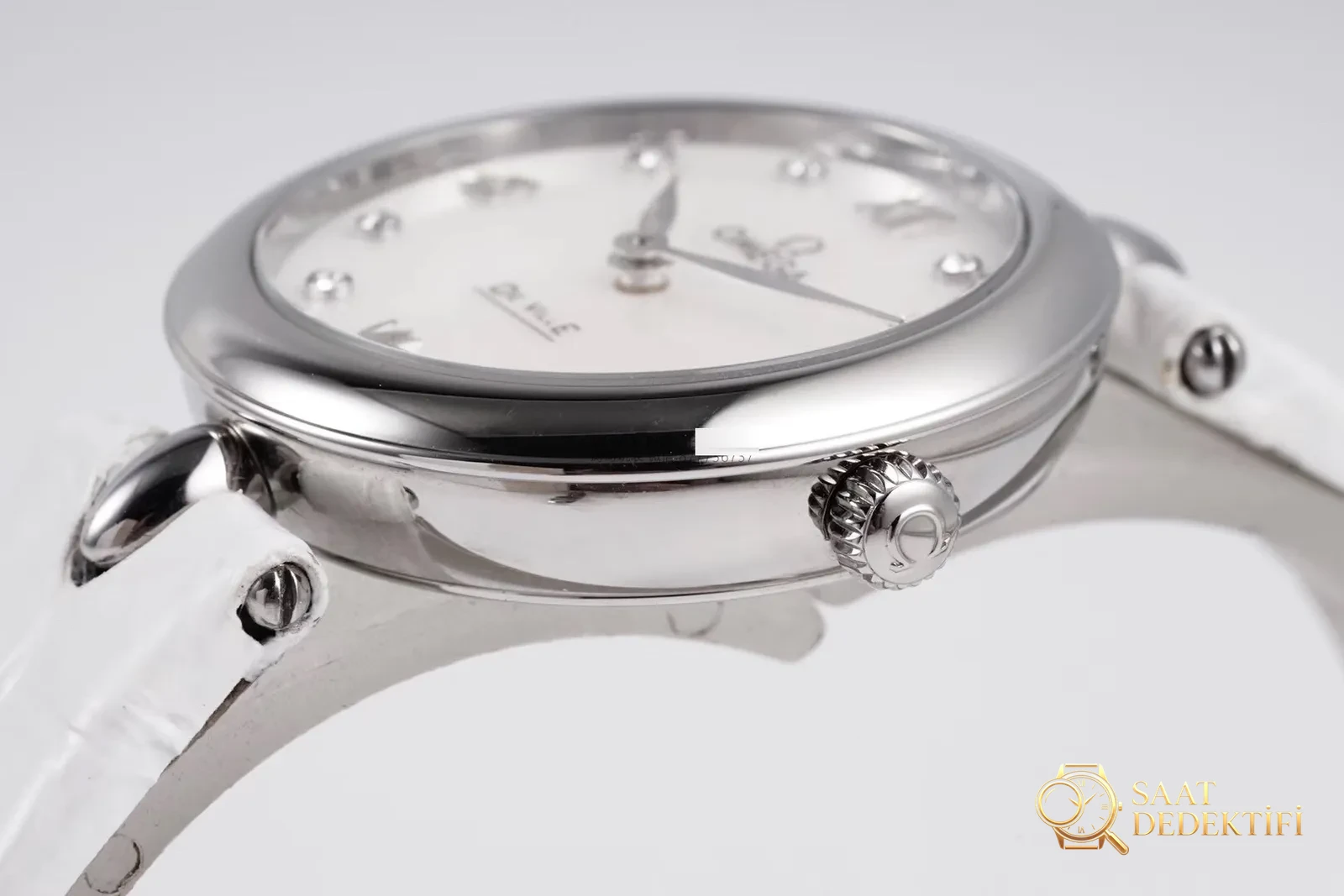 Gerçek-replika karşılaştırması: GS Factory Omega De Ville serisi 424.13.27.60.55.001 replika kadın kol saati 27.4 mm İsviçre menşeli kuvars - Cam Yansıma Önleyici (AR) Kaplama