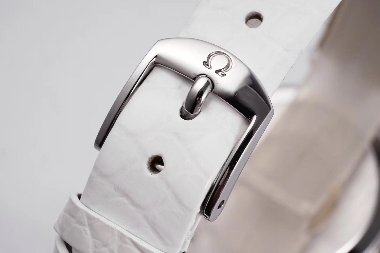Gerçek-replika karşılaştırması: GS Factory Omega De Ville serisi 424.13.27.60.55.001 replika kadın kol saati 27.4 mm İsviçre menşeli kuvars — 20. fotoğraf