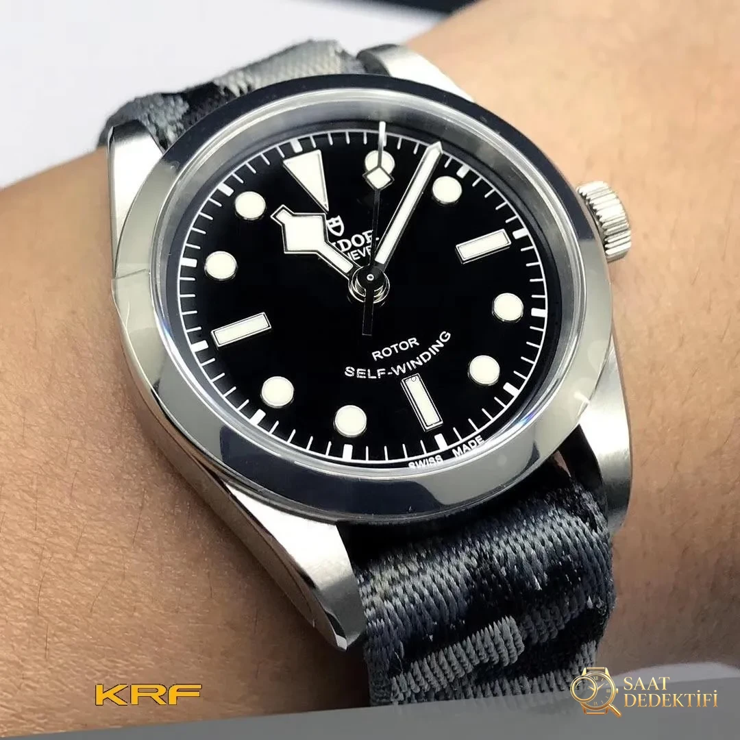 Gerçek-replika karşılaştırması: KRF Factory V3 Tudor Black Bay 79500 küçük patates güncellenmiş versiyon replika saat ile orijinalin karşılaştırması - Kadran Detayı ve Bezel İşçiliği