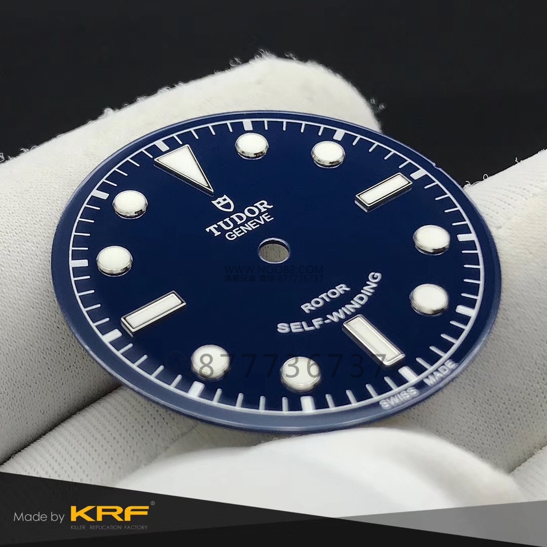 Gerçek-replika karşılaştırması: KRF Factory V3 Tudor Black Bay 79500 küçük patates güncellenmiş versiyon replika saat ile orijinalin karşılaştırması — 4. fotoğraf