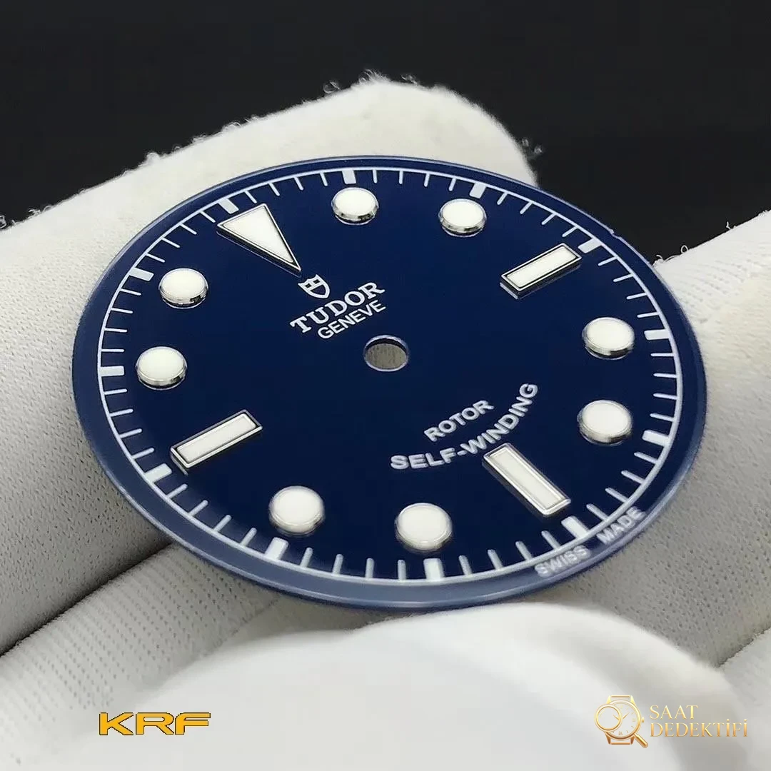 Gerçek-replika karşılaştırması: KRF Factory V3 Tudor Black Bay 79500 küçük patates güncellenmiş versiyon replika saat ile orijinalin karşılaştırması - Arka Kapak ve Mekanizma Detayı