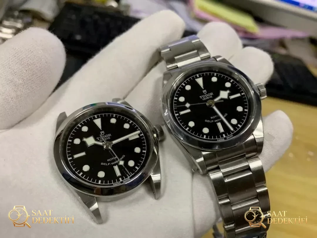 Gerçek-replika karşılaştırması: KRF Factory V3 Tudor Black Bay 79500 küçük patates güncellenmiş versiyon replika saat ile orijinalin karşılaştırması - Fosfor ve Super-LumiNova Gece Görünümü