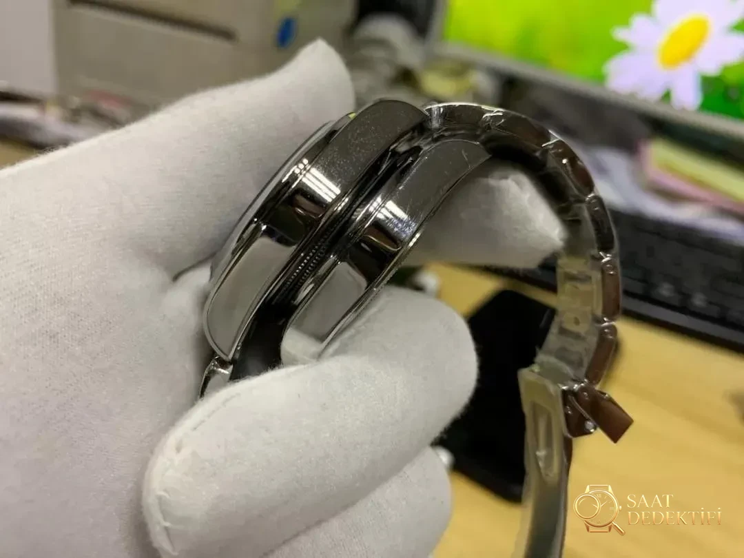 Gerçek-replika karşılaştırması: KRF Factory V3 Tudor Black Bay 79500 küçük patates güncellenmiş versiyon replika saat ile orijinalin karşılaştırması - Cam Yansıma Önleyici (AR) Kaplama