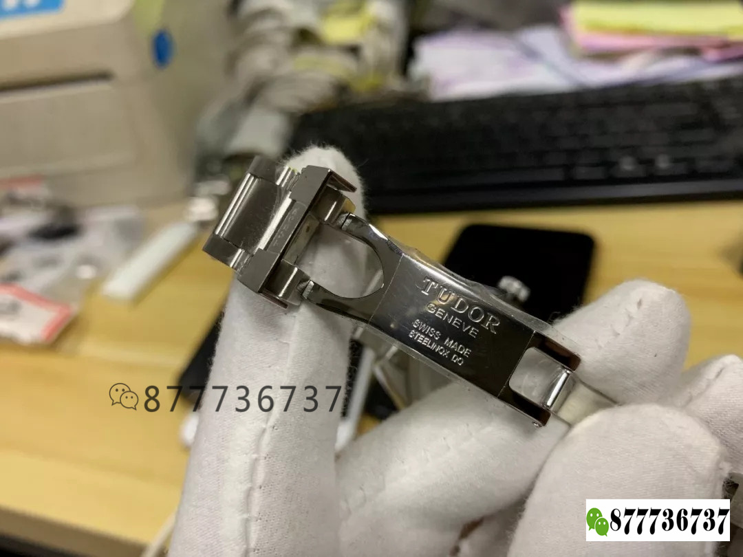 Gerçek-replika karşılaştırması: KRF Factory V3 Tudor Black Bay 79500 küçük patates güncellenmiş versiyon replika saat ile orijinalin karşılaştırması — 19. fotoğraf
