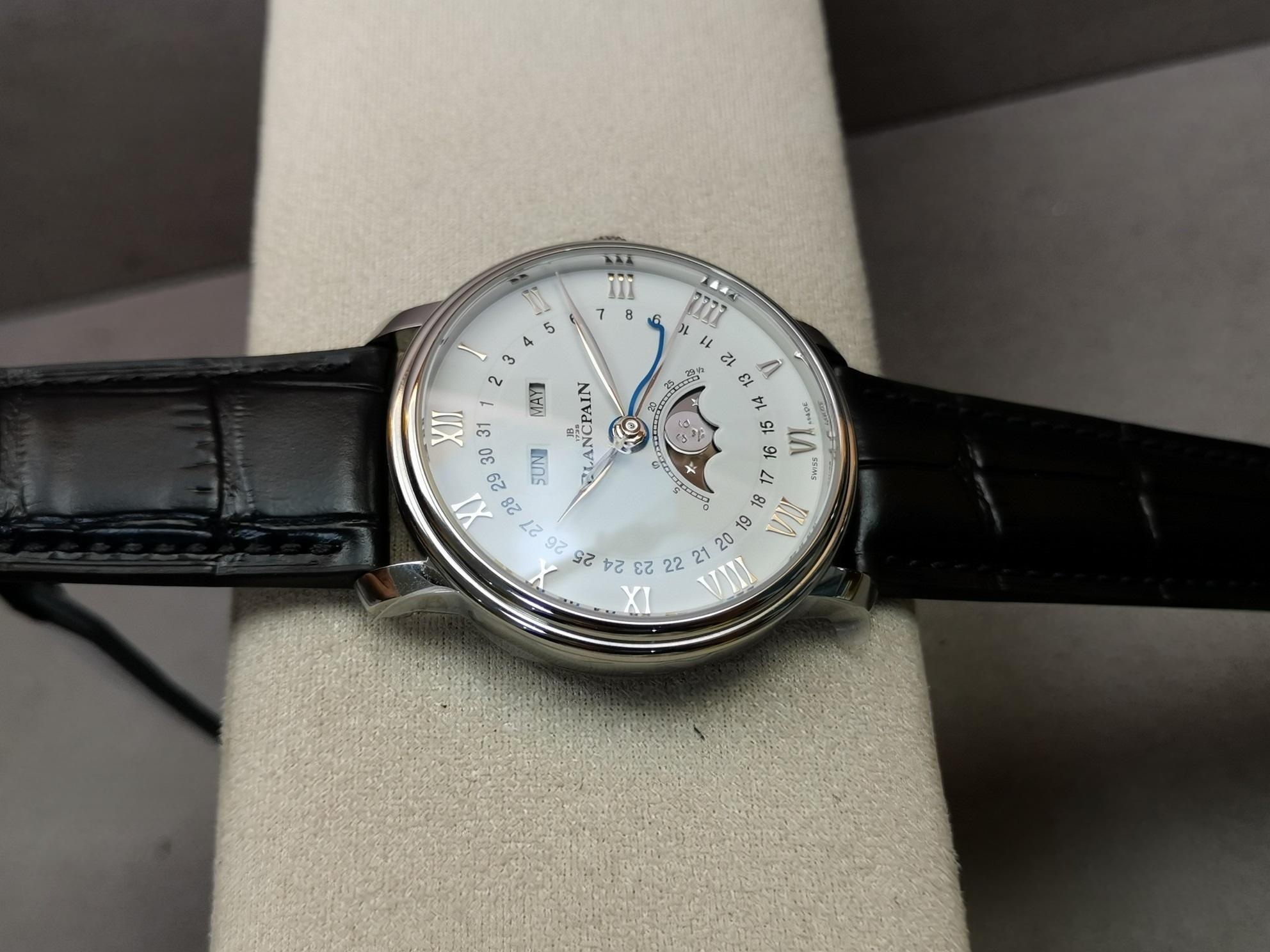 Gerçek-replika karşılaştırması: OM Factory V3 versiyonu Blancpain 6654 tam takvim ay evreli replika saat — 7. fotoğraf