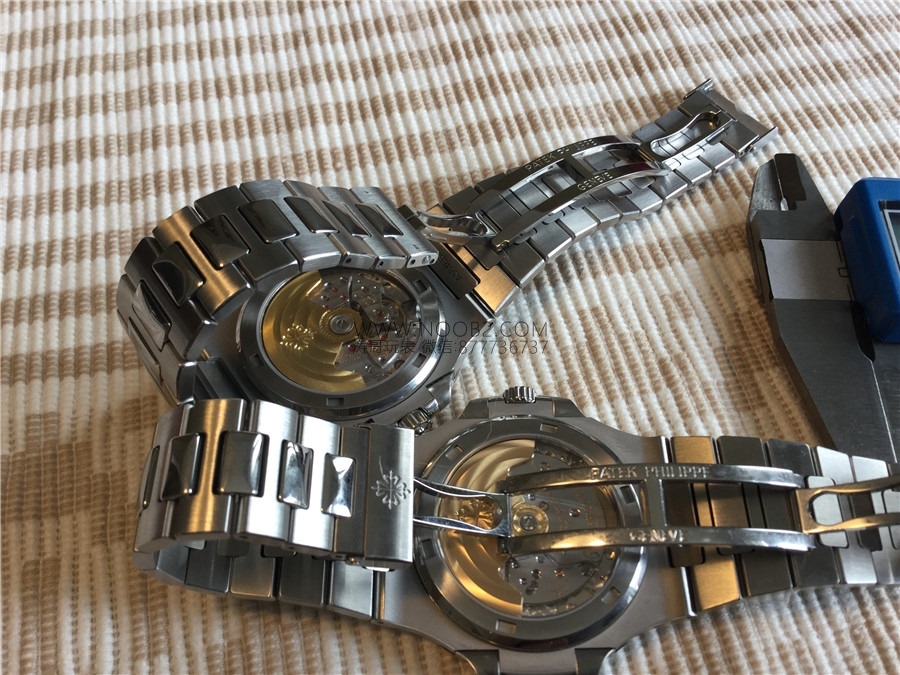 Gerçek-replika karşılaştırması: PPF Factory beyaz kadranlı Nautilus V2 versiyon replika saatin orijinal Patek Philippe 5711 mavi kadranlı ile karşılaştırma incelemesi — 12. fotoğraf