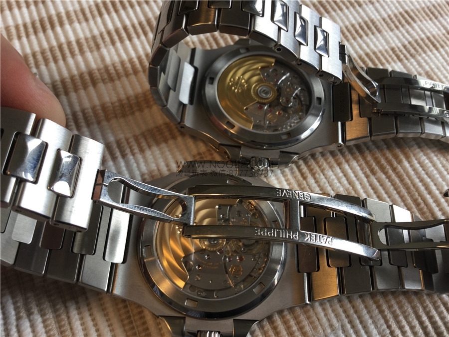 Gerçek-replika karşılaştırması: PPF Factory beyaz kadranlı Nautilus V2 versiyon replika saatin orijinal Patek Philippe 5711 mavi kadranlı ile karşılaştırma incelemesi — 13. fotoğraf