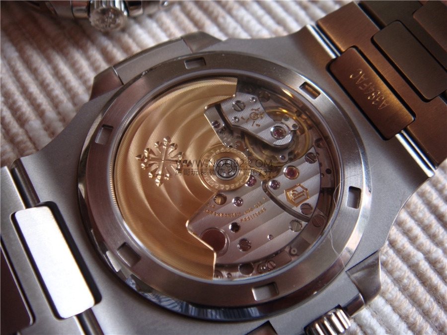 Gerçek-replika karşılaştırması: PPF Factory beyaz kadranlı Nautilus V2 versiyon replika saatin orijinal Patek Philippe 5711 mavi kadranlı ile karşılaştırma incelemesi — 14. fotoğraf
