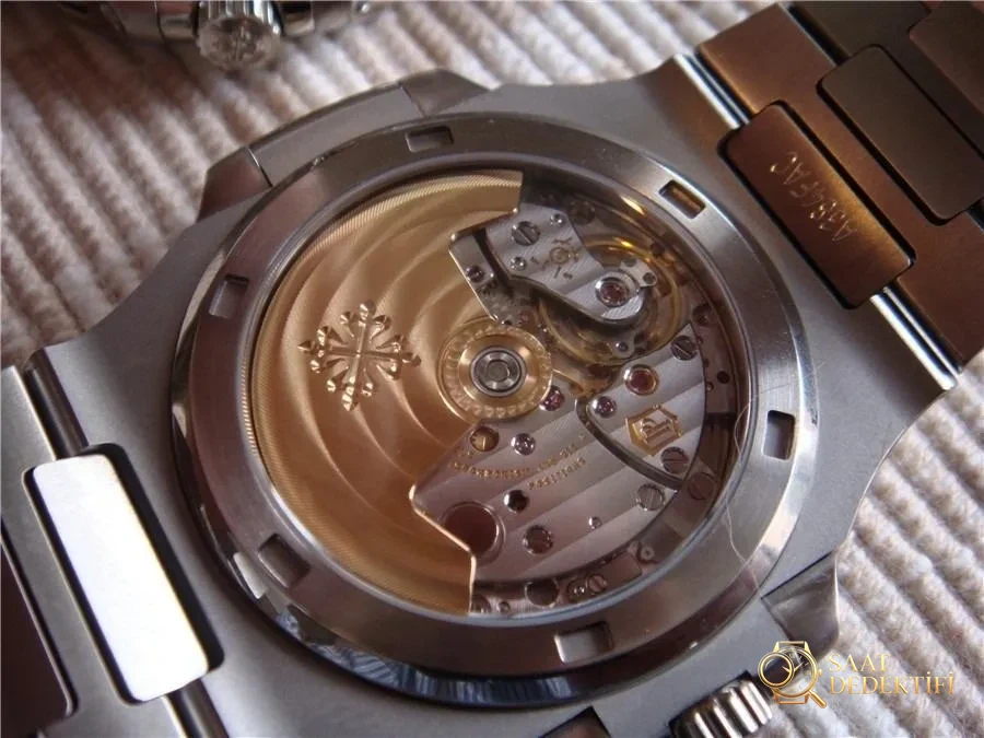 Gerçek-replika karşılaştırması: PPF Factory beyaz kadranlı Nautilus V2 versiyon replika saatin orijinal Patek Philippe 5711 mavi kadranlı ile karşılaştırma incelemesi - Tepe Koruması ve Ayar Fonksiyonu