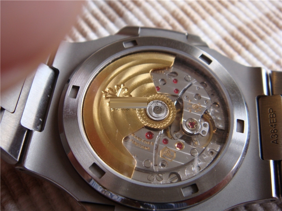 Gerçek-replika karşılaştırması: PPF Factory beyaz kadranlı Nautilus V2 versiyon replika saatin orijinal Patek Philippe 5711 mavi kadranlı ile karşılaştırma incelemesi — 15. fotoğraf