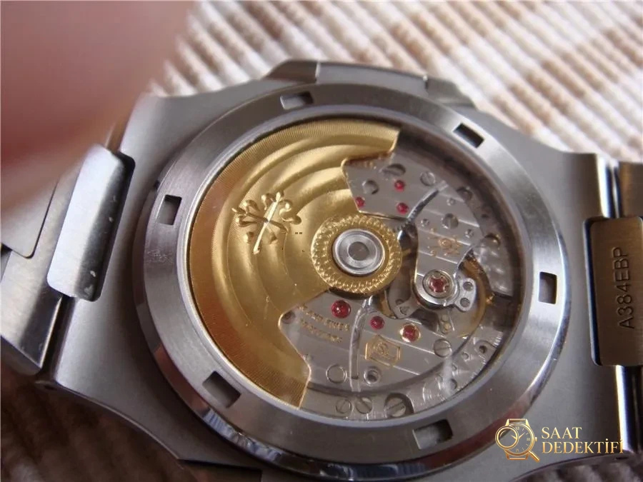 Gerçek-replika karşılaştırması: PPF Factory beyaz kadranlı Nautilus V2 versiyon replika saatin orijinal Patek Philippe 5711 mavi kadranlı ile karşılaştırma incelemesi - Bilezik Bakla Ayrımı ve Pim Yapısı