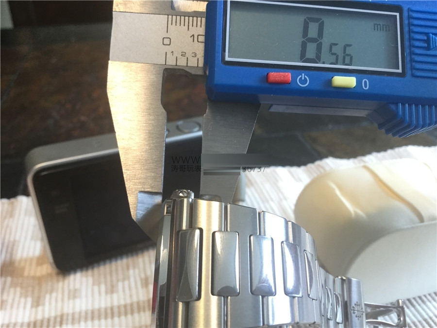Gerçek-replika karşılaştırması: PPF Factory beyaz kadranlı Nautilus V2 versiyon replika saatin orijinal Patek Philippe 5711 mavi kadranlı ile karşılaştırma incelemesi — 16. fotoğraf